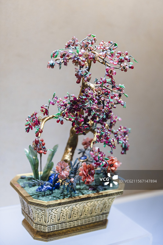 铜镀金錾寿字盆红宝石梅花盆景局部（清） 北京故宫博物院珍宝馆展品图片素材