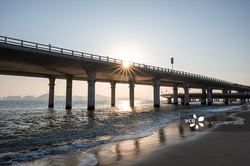 厦门环岛路白城海滩夕阳跨海大桥日落｜光晕星芒的几何诗学图片素材