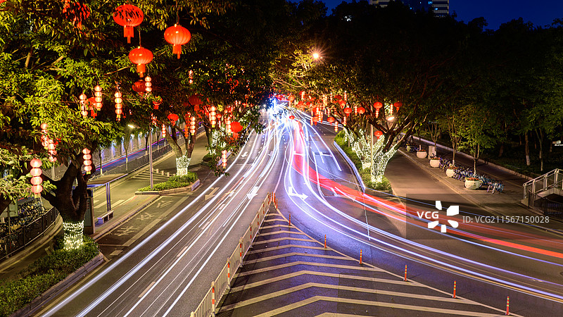 厦门鹭江道街区新年灯笼夜路光轨｜水仙符号与红灯笼群的神秘交织图片素材