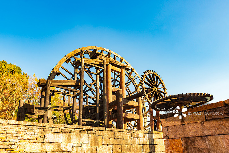 上海广富林遗址公园齿轮水车雕塑 古代农耕机械 先民智慧象征图片素材