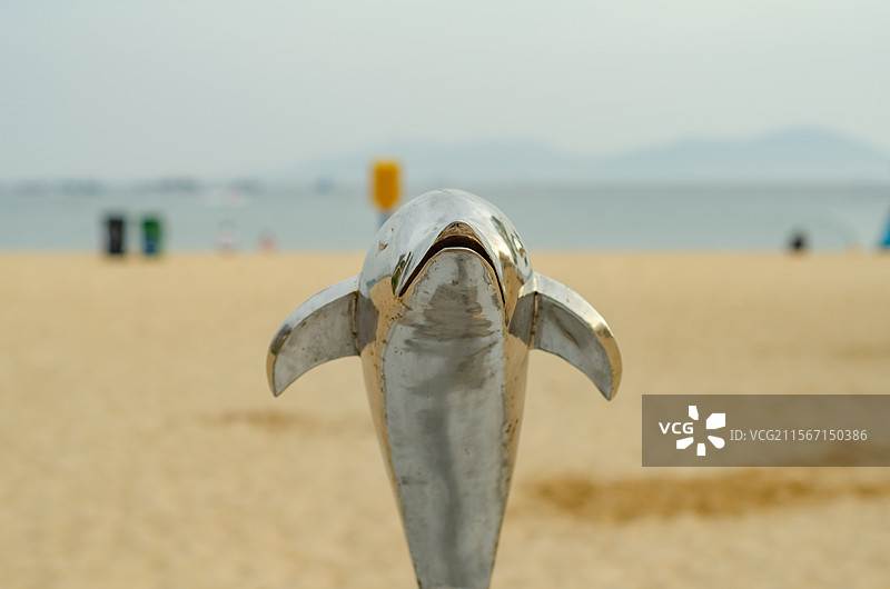 青岛汇泉湾海边的海豚雕塑图片素材