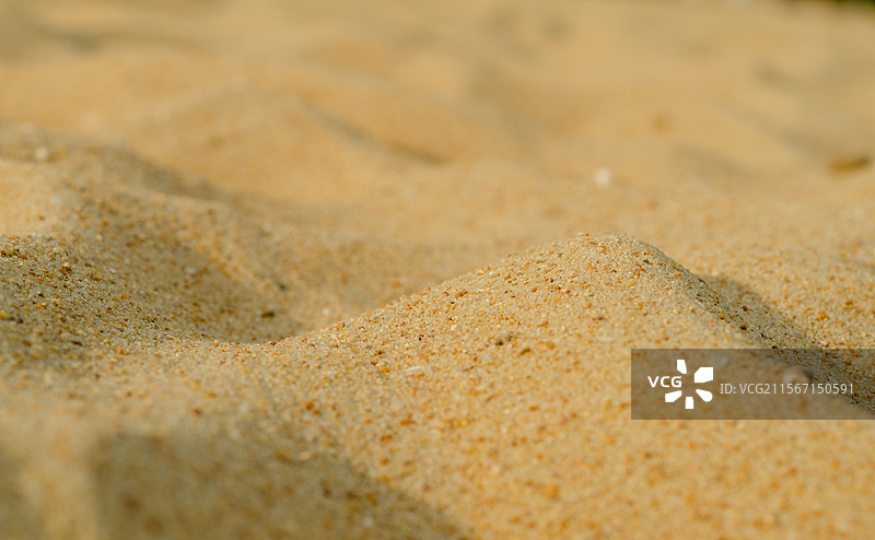 阳光下起伏的沙滩特写图片素材