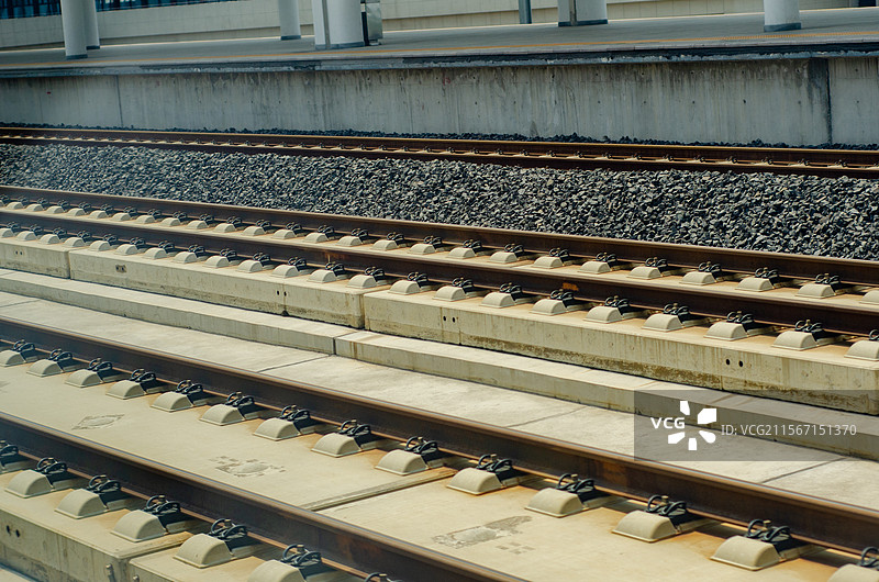 月台旁的列车轨道图片素材