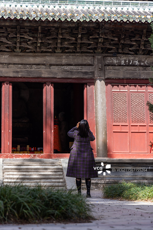 旅游人像 美女参观明代平武报恩寺 明代木构建筑 万佛阁图片素材