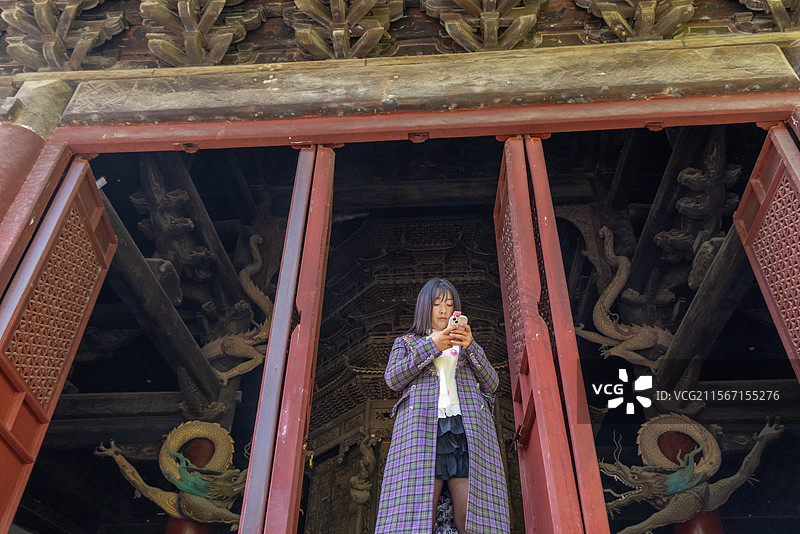 旅游人像 美女参观明代平武报恩寺华严藏（华严殿）的楠木转轮藏图片素材