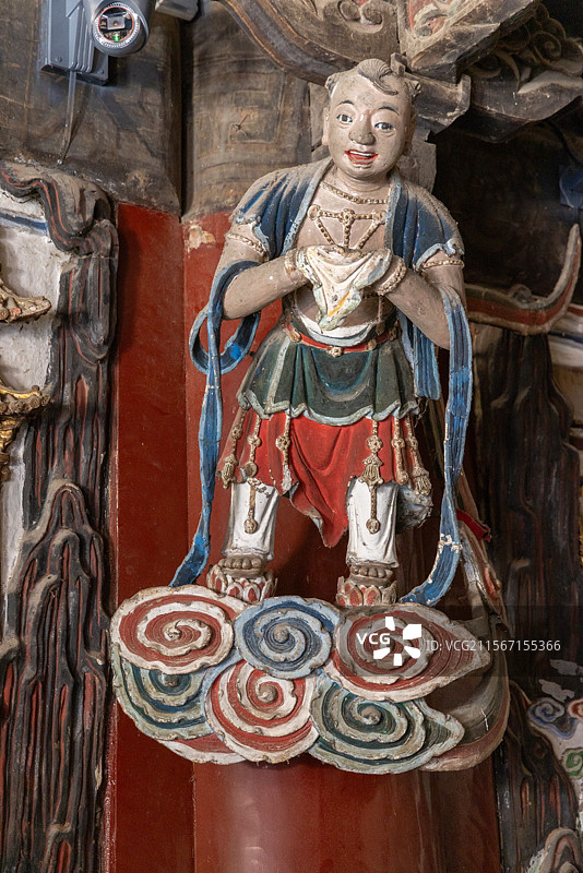 四川绵阳平武县 明代报恩寺大悲殿 木柱上的善财和龙女 悬塑图片素材