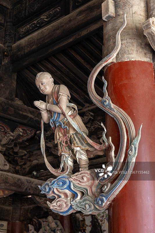 四川绵阳平武县 明代报恩寺大悲殿 木柱上的善财和龙女 悬塑图片素材