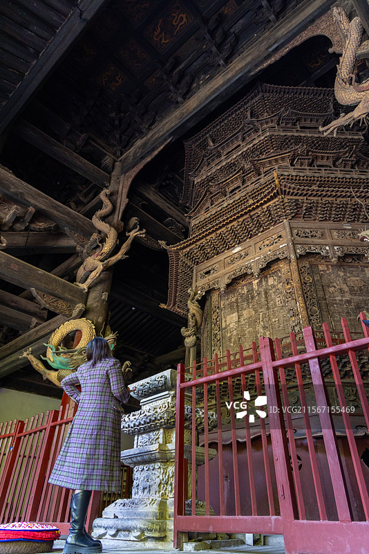 旅游人像 美女参观明代平武报恩寺华严藏（华严殿）的楠木转轮藏图片素材
