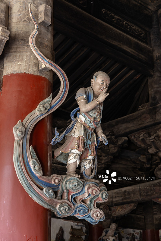 四川绵阳平武县 明代报恩寺大悲殿 木柱上的善财和龙女 悬塑图片素材