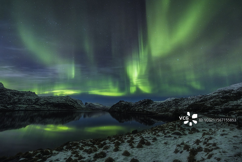 挪威极光下的雪山图片素材
