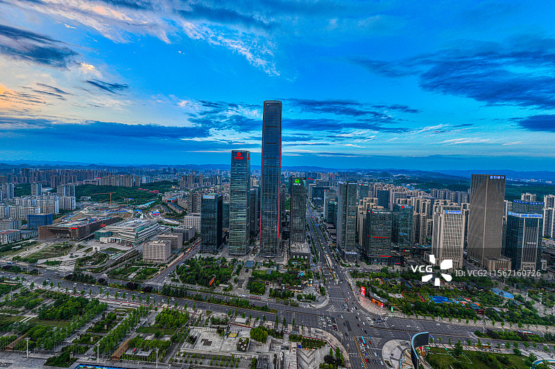 贵阳最年轻的城市观山湖区一角，傍晚夕阳西去华灯初上如梦如幻图片素材