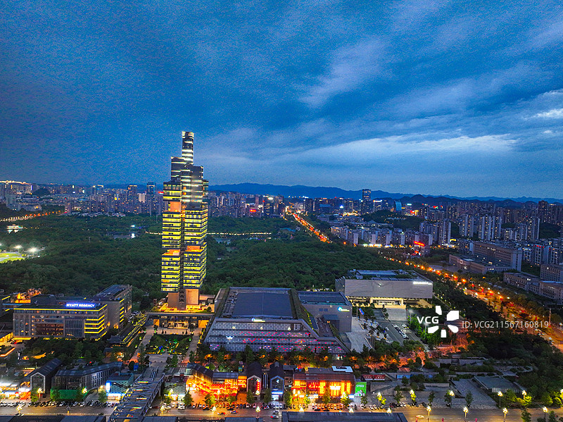 贵阳最年轻的城市观山湖区一角，傍晚夕阳西去华灯初上如梦如幻图片素材