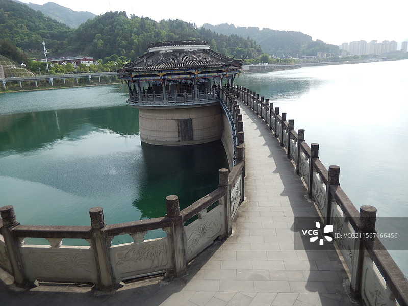 重庆开州区风雨廊桥国家水利部公布第十二批国家水利风景区名单，开县汉丰湖水利工程--水位调节坝在列图片素材