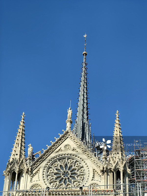 巴黎圣母院尚在维修的尖顶图片素材