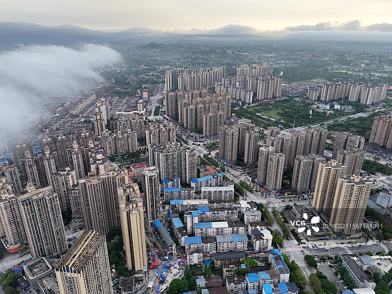 四川达州大竹县雨后的彩云日出城市风光图片素材