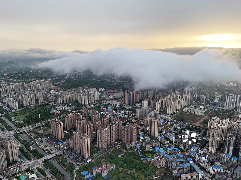 四川达州大竹县雨后的彩云日出城市风光图片素材