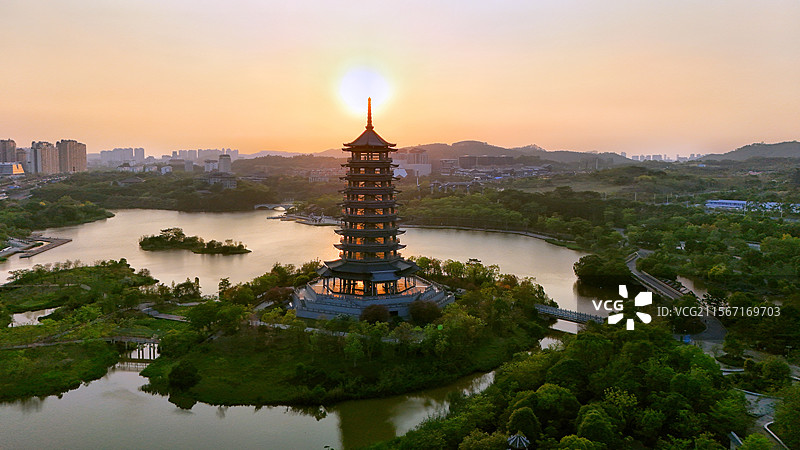 五象湖畔的古塔日落图片素材