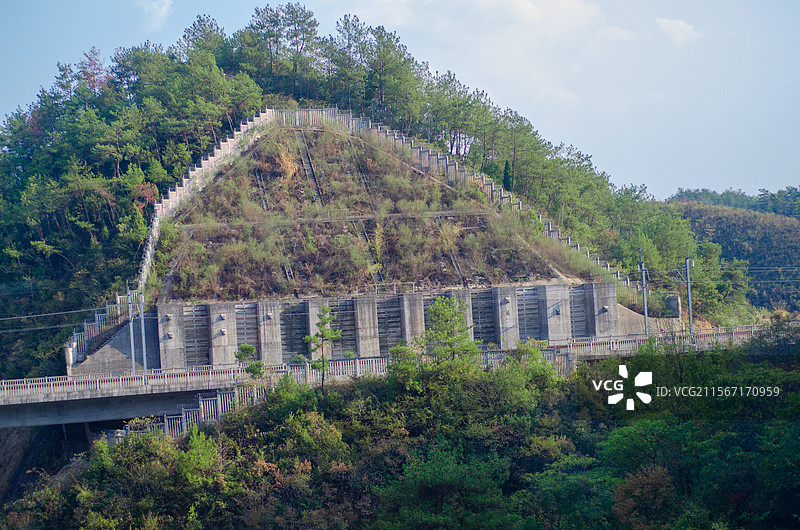 安徽黄山铁轨旁的挡土墙图片素材