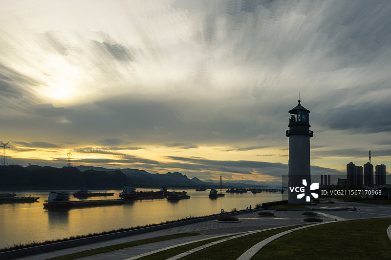 湖北宜昌市灯塔广场晚霞夜景图片素材