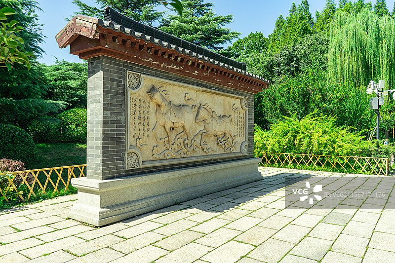 中国5A级旅游景区拍摄主题，山东济南五龙潭公园园林，秦琼祠里门口的骏马影壁照壁，户外白昼无人图像摄影图片素材