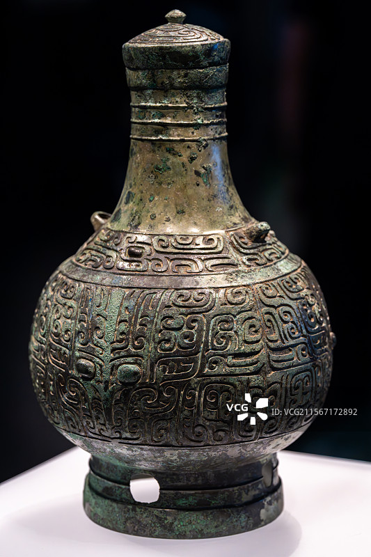 竖拍上海博物馆青铜器商中期甲壶图片素材