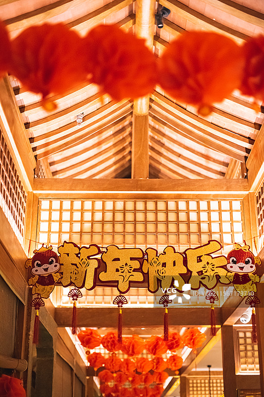 中国传统文化拍摄主题，房屋内部屋檐下面悬挂的新年快乐祝福语标志，室内无人图像摄影图片素材