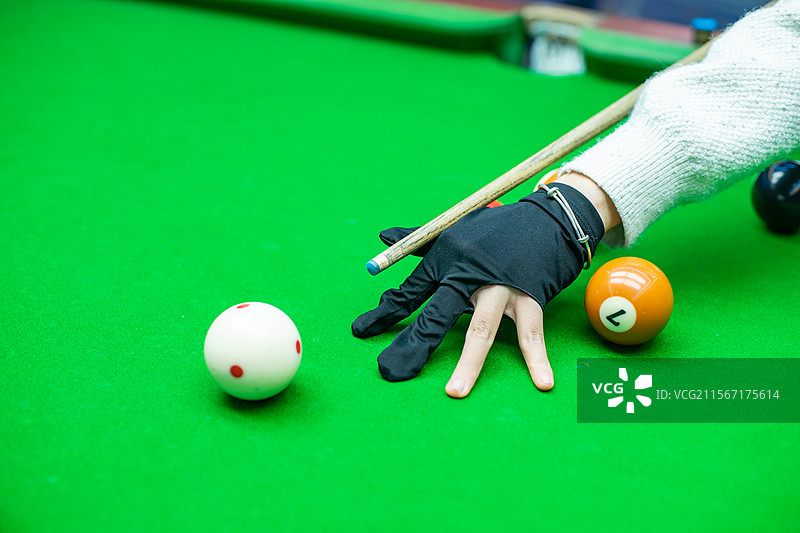 中国业余生活休闲娱乐拍摄主题，一个女孩正在击打台球白色母球，室内图像摄影图片素材