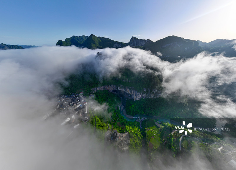 云雾缭绕黄金洞，仙境咸丰入画来图片素材