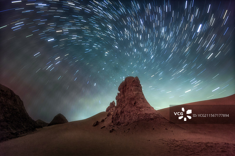 青海海西蒙古族藏族自治州 格尔木 沙漠雅丹风光  银河星空与气辉 柴达木盆地图片素材