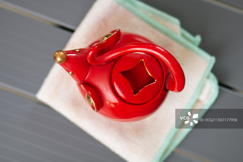 桌子上的红色茶壶特写图片素材