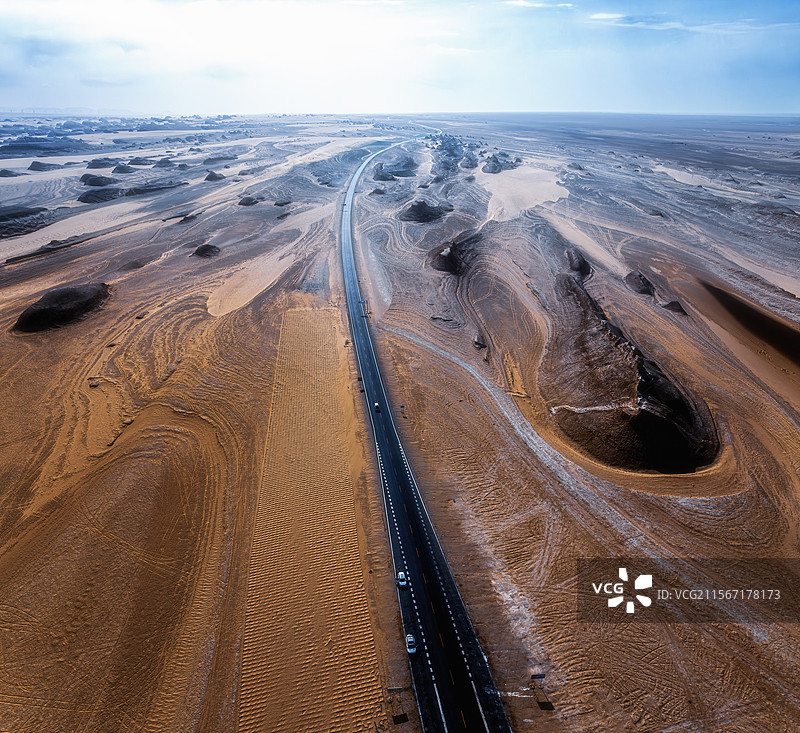 青海海西蒙古族藏族自治州 格尔木 沙漠雅丹风光 荒漠之路 215国道 柴达木盆地图片素材