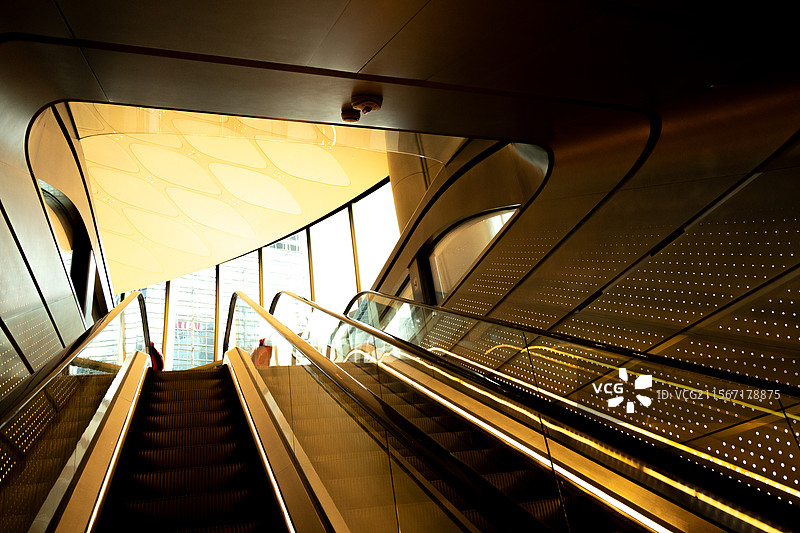 香港中环 The Henderson 充满未来感的行人扶梯图片素材