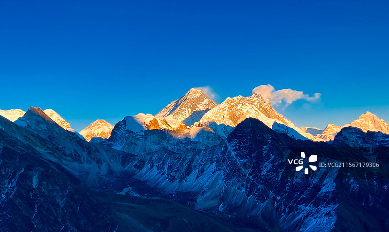 尼泊尔ebc珠穆朗玛峰和洛子峰日落日照金山图片素材