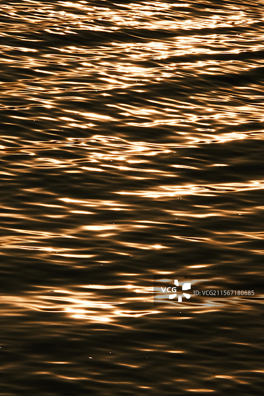 夕阳下波光粼粼的水面图片素材