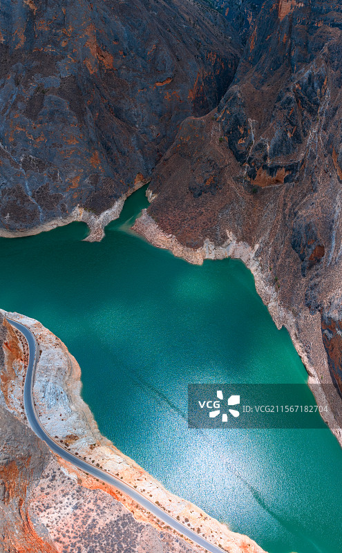 四川省得荣县毛屋大峡谷航拍金沙江支流硕曲碧绿的湖水图片素材