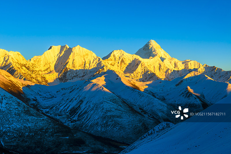 雅拉垭口眺望贡嘎雪山图片素材