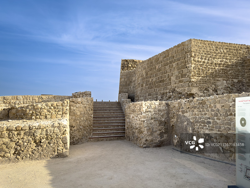 巴林首都麦纳麦，面向波斯湾的巴林堡（曾称葡萄牙堡）遗址，巴林最重要的古代遗迹图片素材