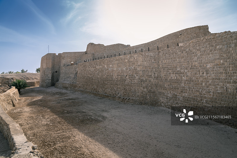 巴林首都麦纳麦，面向波斯湾的巴林堡（曾称葡萄牙堡）遗址，巴林最重要的古代遗迹图片素材