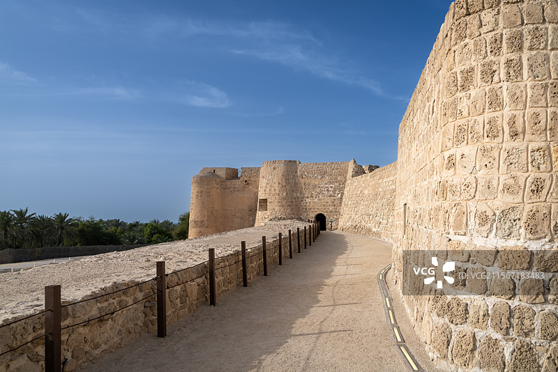巴林首都麦纳麦，面向波斯湾的巴林堡（曾称葡萄牙堡）遗址，巴林最重要的古代遗迹图片素材