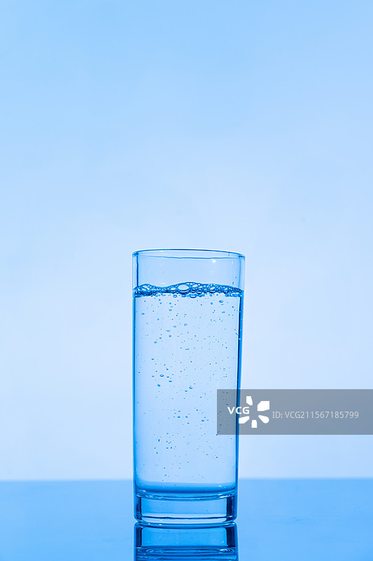 玻璃杯里的水图片素材