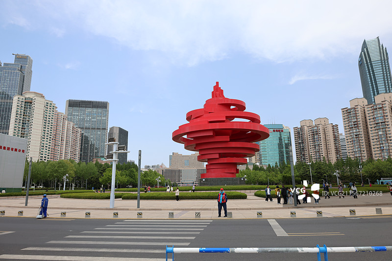 青岛五四广场五月的风雕塑图片素材