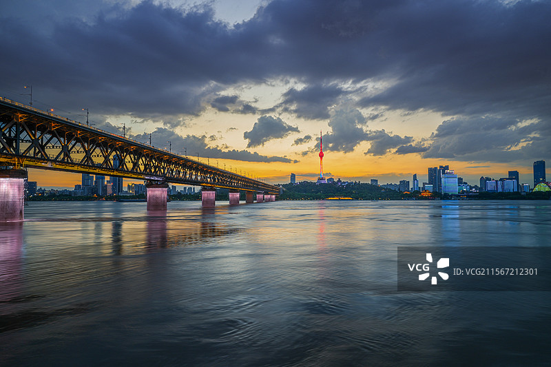 武汉长江大桥的火烧云图片素材