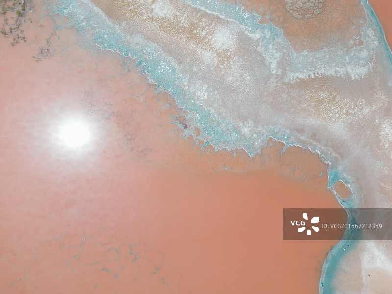 航拍内蒙古阿拉善盟盐碱地里的粉色乌兰湖图片素材