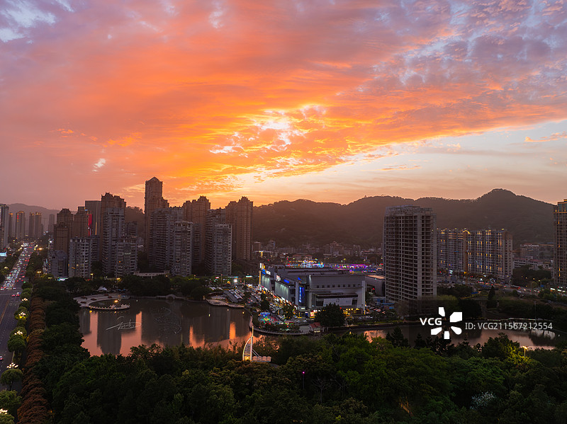 城市边际的晚霞日落图片素材