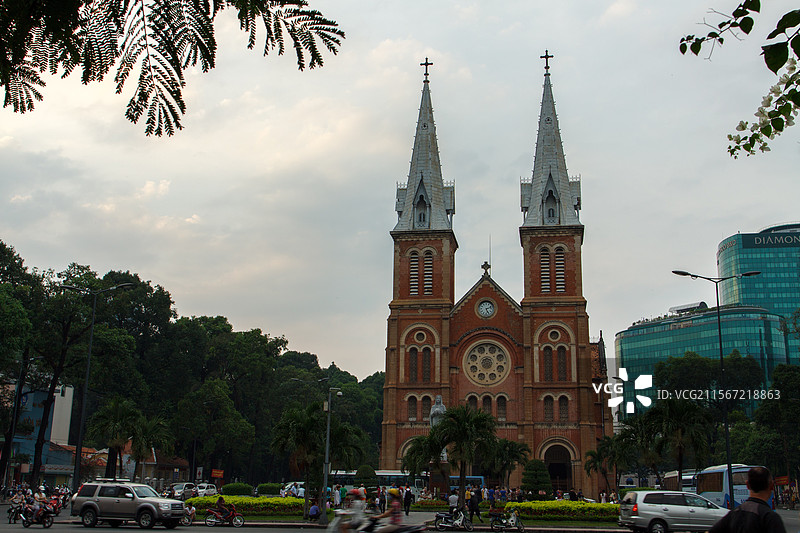 在多云的天空下俯瞰教堂图片素材