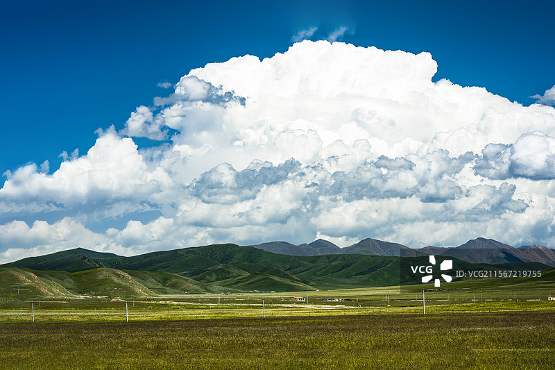 中国，青海，刚察县，祁连山脉，山顶上的蘑菇云图片素材