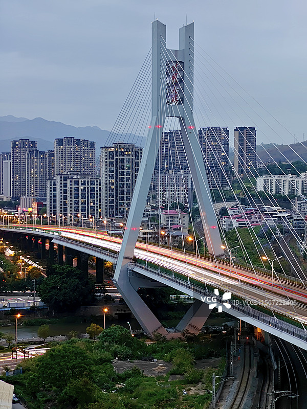 华灯初上时的龙岩市区车水马龙长曝光图片素材