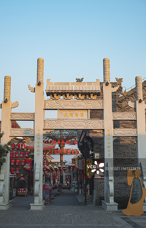 中国山东省泰安市著名景点泰山秀城民国风旅游景区，低视角仰拍褒崇旷典牌坊，户外白昼无人图像摄影图片素材