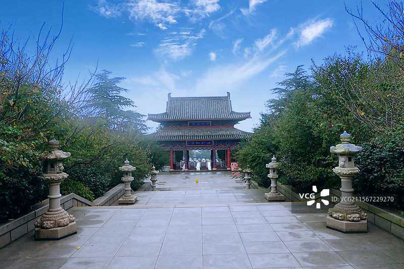 山东  荣成    古建  赤山风景区   松树  石雕  蓝天 白云图片素材