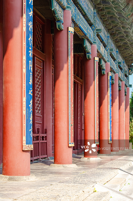 中国山东省泰安市泰山区泰山旅游景区著名景点，岱行宫天贶殿的宫殿和延伸的游廊，户外无人图像摄影图片素材